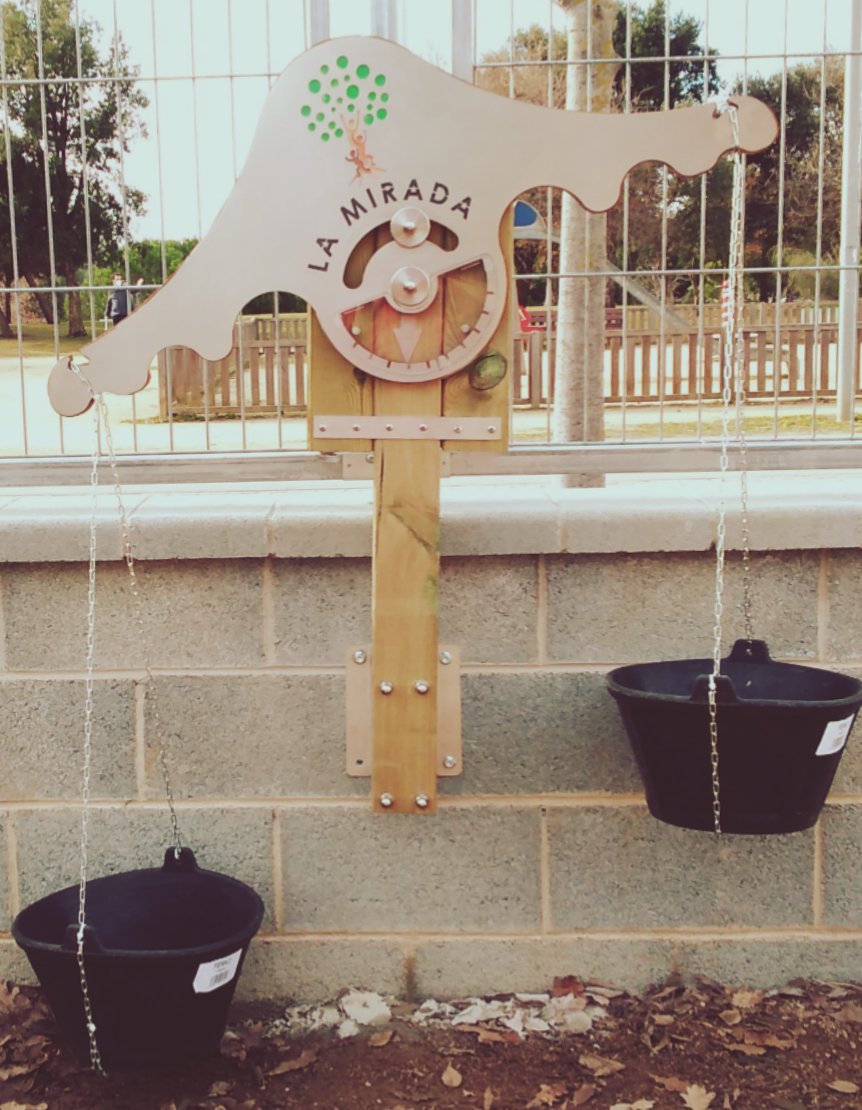 Mireu quina fantàstica balança ha aparegut al pati de Cicle inicial. Gràcies a la Comissió de Bricopati!! <a href="/AfaLaMirada/">AFALaMirada</a>