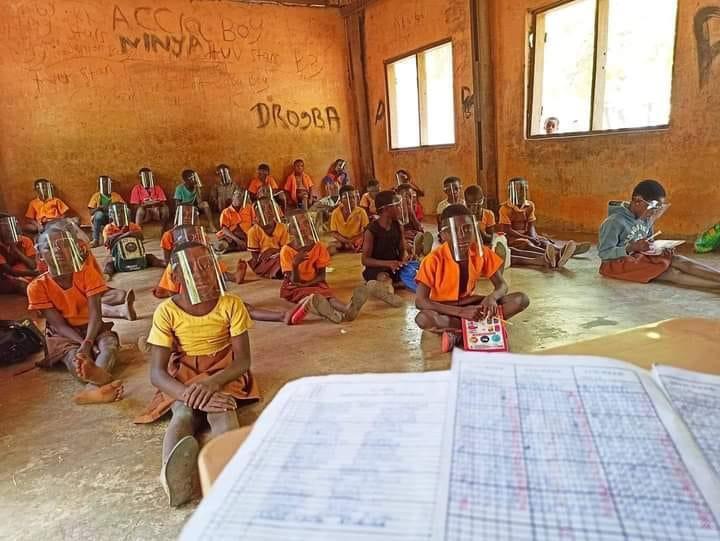 Campredu's tweet photo. @Ghana Education Service, did you approve wearing of these shields without mask? Do we also know the impact of the shields on the eyes esp as these children have to read on a daily basis from the board? As for the seating condition, you know what is expected of you! https://t.co/qjWq45IUQf