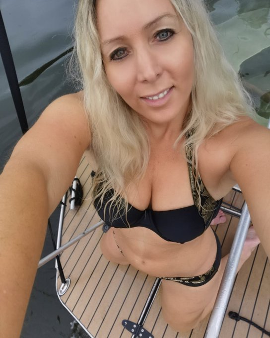 Sch&ouml;nen Abend w&uuml;nsche ich euch   #rt #retweet @AnnabelMassinas   #samstag #wochenende #frau #jungefrauen<a href="/tag/rt"class="tags">#rt</a><a href="/tag/retweet"class="tags">#retweet</a><a href="/tag/selfie"class="tags"><span>#selfie</span></a><a href="/tag/follow"class="tags"><span>#follow</span></a><a href="/tag/like"class="tags"><span>#like</span></a><a href="/tag/frau"class="tags"><span>#frau</span></a><a href="/tag/wochenende"class="tags"><span>#wochenende</span></a><a href="/tag/samstag"class="tags"><span>#samstag</span></a>