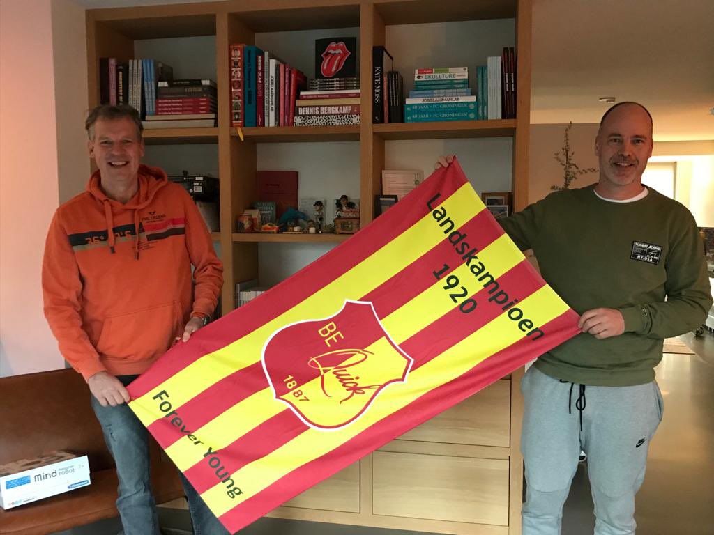 richard_fluri's tweet photo. Chris Eimers, DGA van Catch Print BV, bedankt voor jouw (jarenlange) steun aan BQ1887!  Onze speciale handdoek als geste overhandigd en hem succes gewenst in deze lastige tijd! #@catchprint #bq1887 https://t.co/4fIotIBN2b