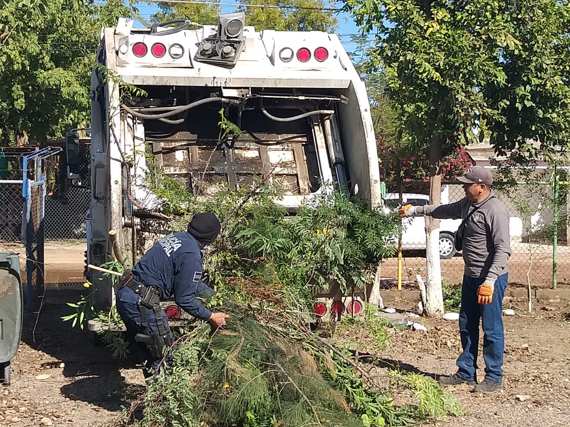 GrSaracco's tweet photo. La instruc. de la alcaldesa @CelidaLopezc  de rescatar Hermosillo es clara. Hoy tocó el Jardín de Niños "Carlos Espinoza" en la Col. La Manga, en coordinación con los Regidores Mary Carrasco, Verónica Rodríguez y Carlos Sosa; Centro Galilea y trabajadores de Servicios Públicos. https://t.co/CC8VS5rxV4