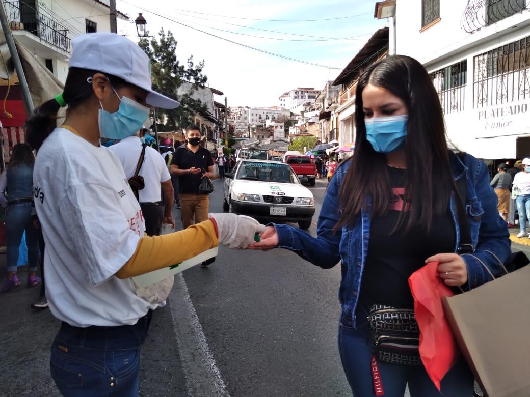 HectorAstudillo's tweet photo. El mundo entero enfrenta una difícil situación frente a la pandemia por COVID19, México no es la excepción. En diferentes municipios como en Taxco las brigadas de @Gob_Guerrero recorren espacios públicos para repartir gel antibacterial e invitar a usar correctamente el cubrebocas https://t.co/GNJ0ClUG74