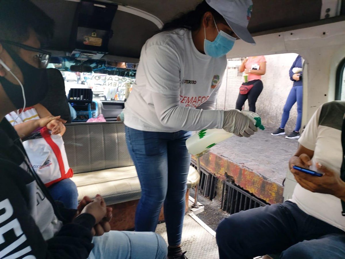 HectorAstudillo's tweet photo. El mundo entero enfrenta una difícil situación frente a la pandemia por COVID19, México no es la excepción. En diferentes municipios como en Taxco las brigadas de @Gob_Guerrero recorren espacios públicos para repartir gel antibacterial e invitar a usar correctamente el cubrebocas https://t.co/GNJ0ClUG74