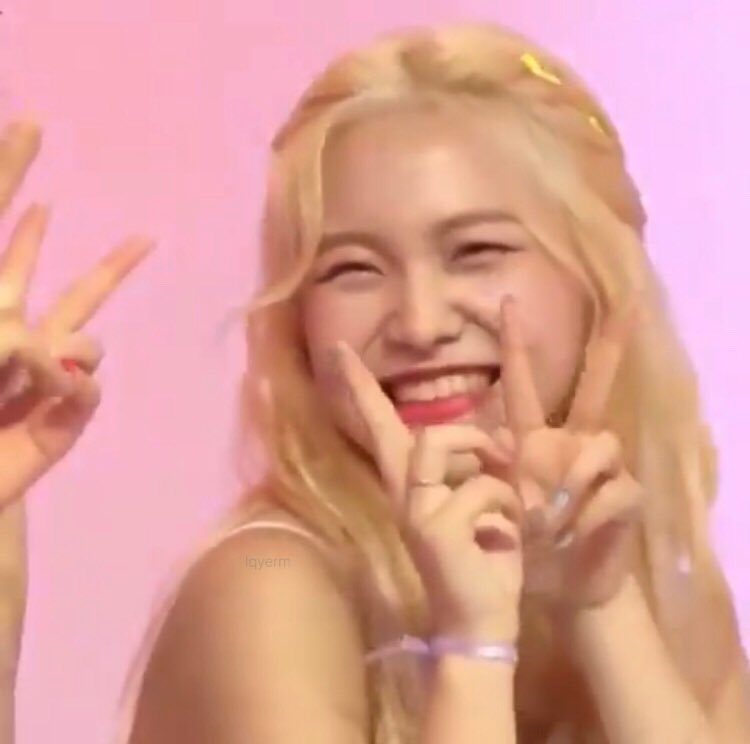 cuteyeripics's tweet photo. yeri’s smile to bless your tl <3 https://t.co/1tWjnIv1XK