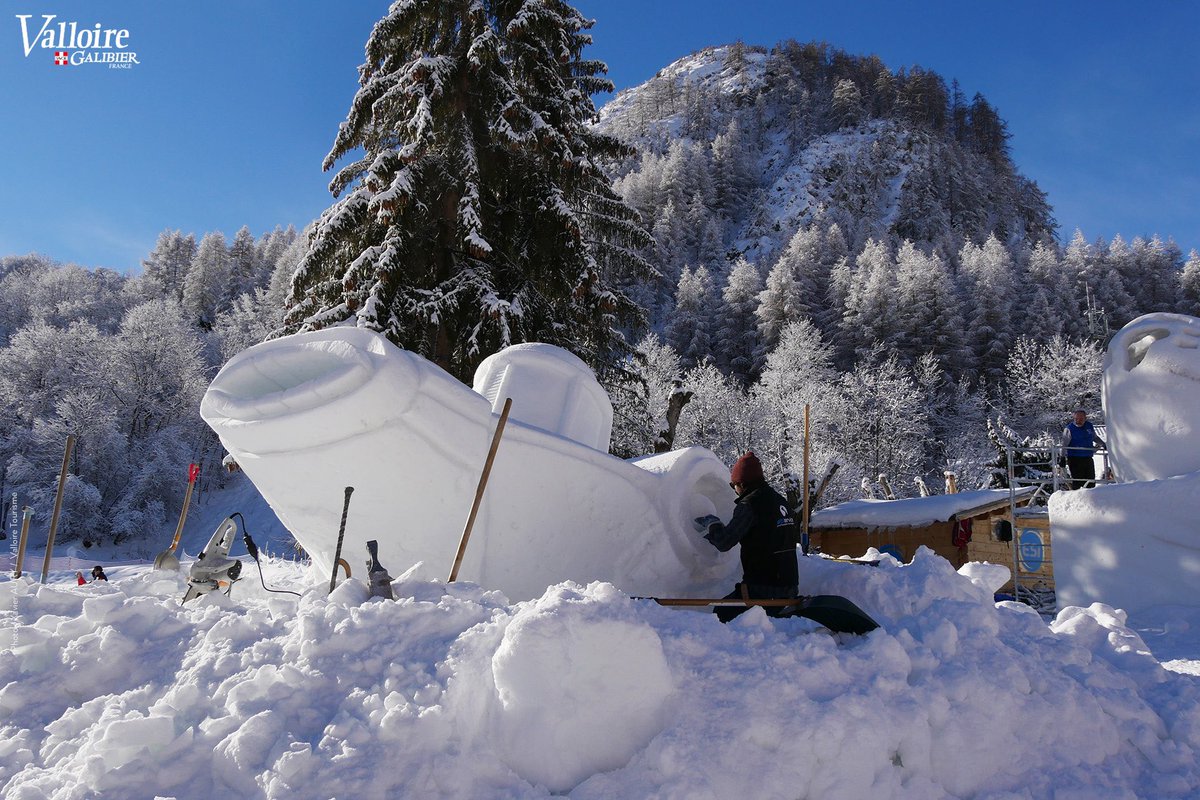 Travail en cours ✨👌🏻 Et nos cœurs s’enflamment 🤩

#picoftheday
#art #sculpture
#Valloire 🏔 #Galibier 
38e concours de sculpture sur neige