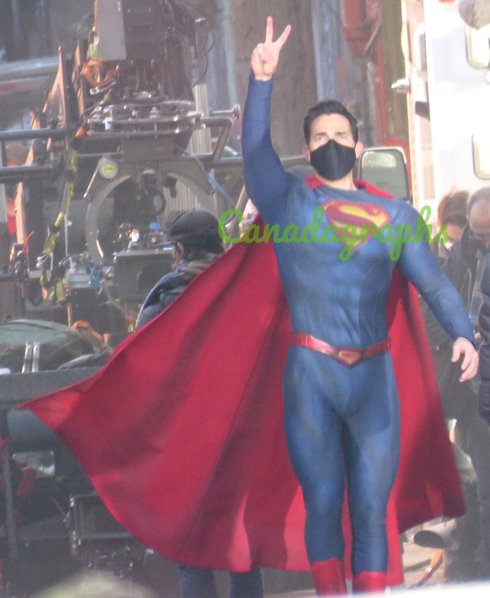 canadagraphs's tweet photo. Since its made its rounds everywhere now.
#SupermanAndLois star Tyler Hoechlin in his #Superman suit yesterday on set giving the peace sign as he is leaving after shooting a take of the scene.
@tylerhoechlin https://t.co/Jx1FEJYRmw
