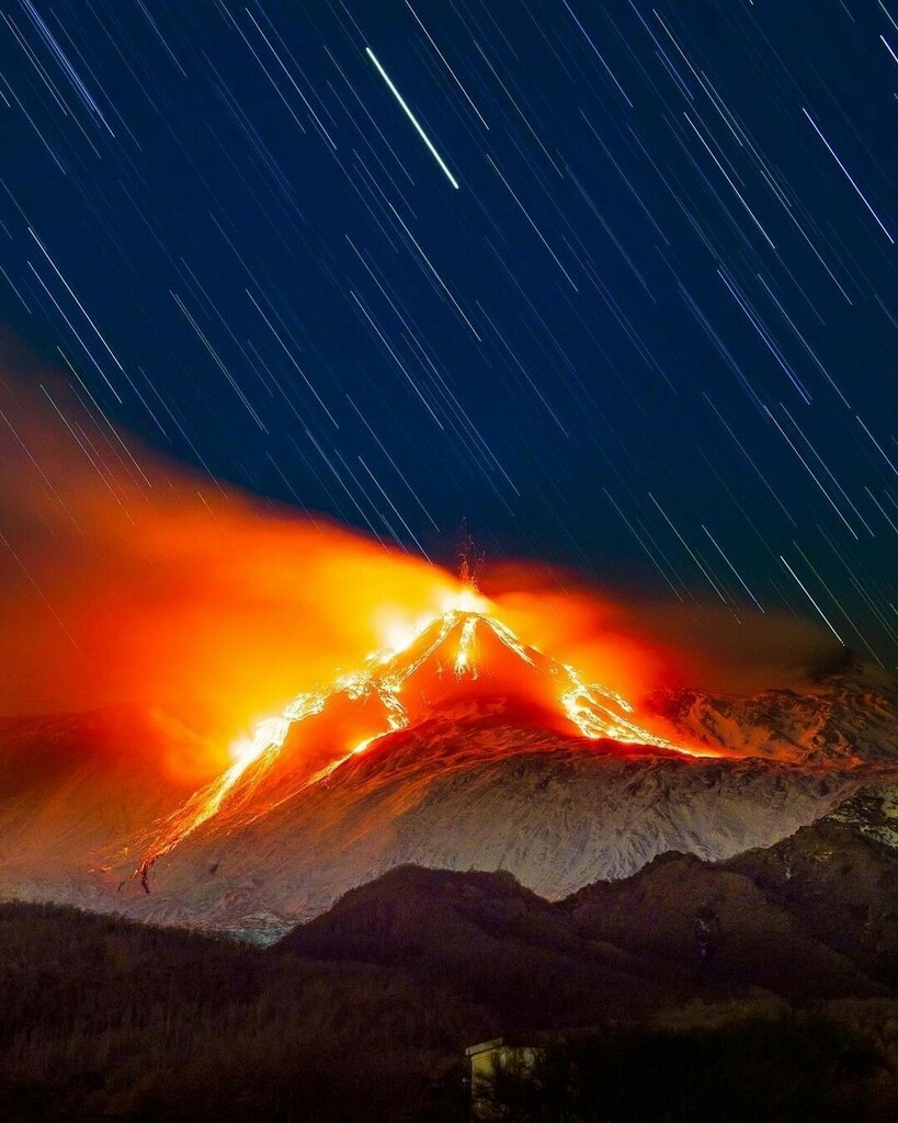 Fuoco 🌋  e stelle 💫⁠
⁠
Eruzione del 18/01/21 vista da Fornazzo, frazione di Milo (CT)⁠
⁠
📷  <a href="/alfiog/">Alfio Guglielmino</a>⁠
⁠
🌋 Seguici su <a href="/etnalive/">EtnaLive®</a> e tagga le tue foto con #etnalive.⁠
⁠
EtnaLive l'Etna vista con i tuoi occhi. instagr.am/p/CKZnHOxAsq4/