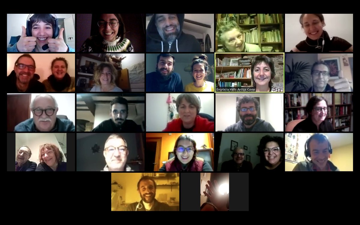 Artigacoop's tweet photo. 🤗 Ahir les sòcies fundadores de l'#ArtigaCoop ens vàrem reunir per tractar temes d'urgència, en relació als Estatuts aprovats l'estiu passat.
Una trobada que ens va permetre posar-nos al dia i també celebrar que estem a punt de ser 100 sòcies! 🥳#JaSocArtigaire https://t.co/qqXTCncT0r