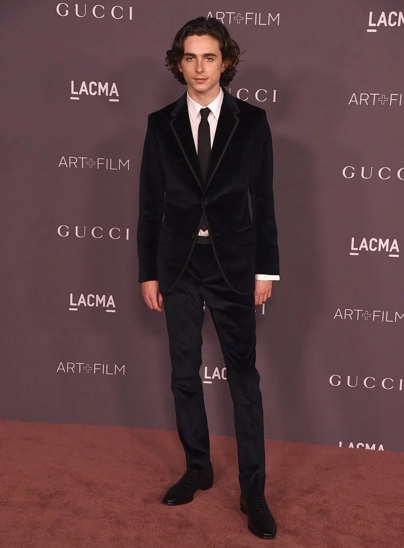 4 November 2017He attended a LACMA event in Los Angeles wearing a black velvet suit.11 November 2017He chose a simple black suit with cropped trousers and lace-up boots for the 2017 Governors Awards.