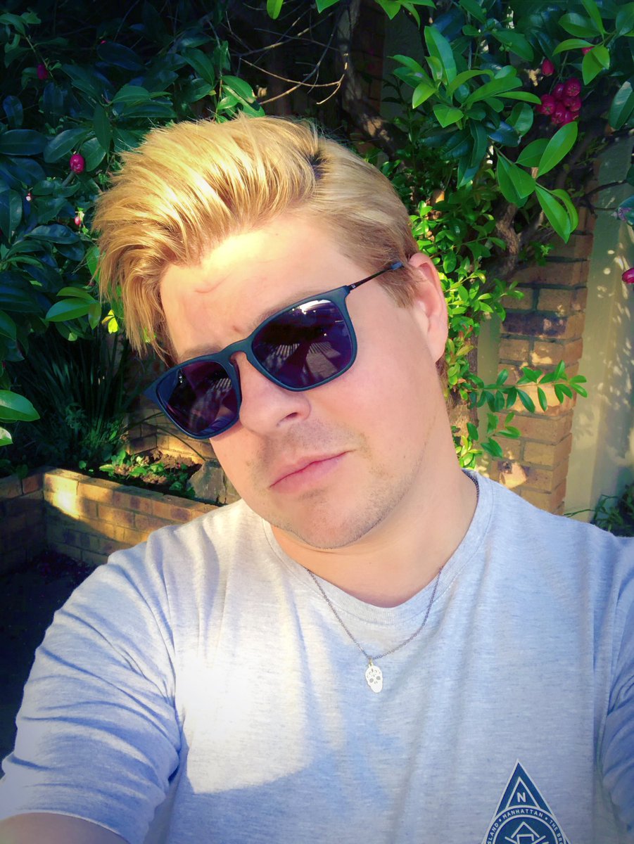 EduardLeonard's tweet photo. Early birthday presant from mom❤️ #rayban https://t.co/LLZ5YIxAsf