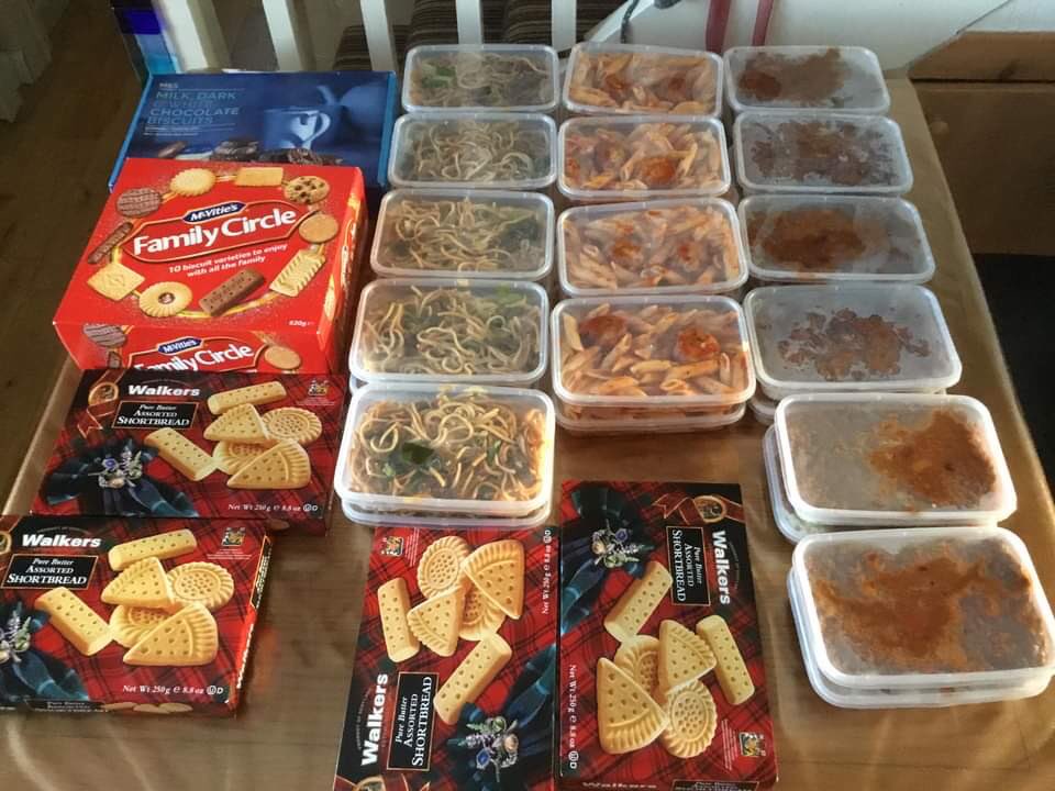 help_warm's tweet photo. https://t.co/gld7BWOnjs  @help_warm well 2nd attempt at delivering 44 home cooked meals for homeless services, our Nigella Lawson of Renfrewshire had a variety off hearty meals, biscuits &amp; Greggs goodies, all delivered by our lovely Kelly 🚘👩‍🍳🍩 🥘 to help us  please retweet 🤞❤️ https://t.co/6myMgscnnj