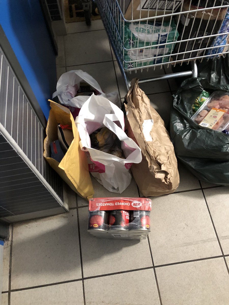 help_warm's tweet photo. https://t.co/gld7BWOnjs  @help_warm well 2nd attempt at delivering 44 home cooked meals for homeless services, our Nigella Lawson of Renfrewshire had a variety off hearty meals, biscuits &amp; Greggs goodies, all delivered by our lovely Kelly 🚘👩‍🍳🍩 🥘 to help us  please retweet 🤞❤️ https://t.co/6myMgscnnj