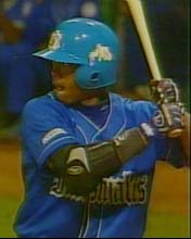 Drianrogelio's tweet photo. #OTD 23/1/1999. ¡Durante la #38SNB, el outfielder de los #Industriales, Yasser Gómez, igualaba el récord de tres tiples (3 3B's) para un partido de Series Nacionales! ¡El futuro miembro del team #España en el #WBC13, logró la hazaña en el 🏟️ Latino, frente al pitcheo de #Holguin! https://t.co/nx1yxitu3a