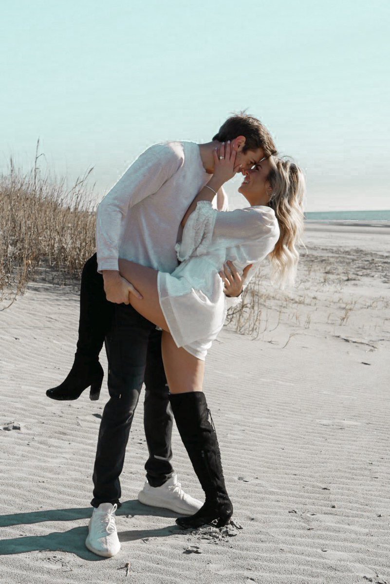 mariwallace_'s tweet photo. hi i’m engaged to the love of my life @reecemulk81 https://t.co/vpm1aU6bXR