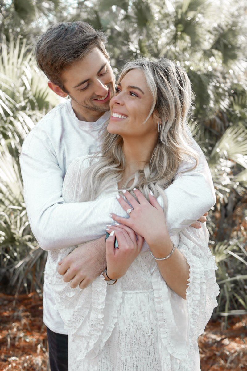 mariwallace_'s tweet photo. hi i’m engaged to the love of my life @reecemulk81 https://t.co/vpm1aU6bXR