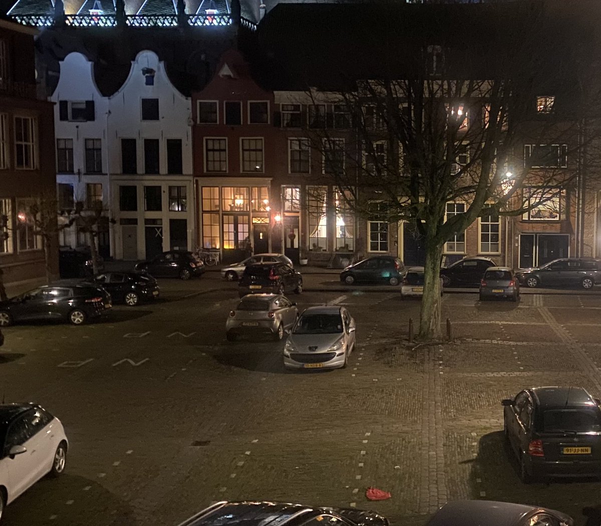 NicoleRave's tweet photo. En ineens is het stil. #avondklok #blijfthuis #blijfgezond #deventer #maatregelen #opnaarbeteretijden @Indebuurt0570 @hugodejonge https://t.co/cvBr7z5ROk