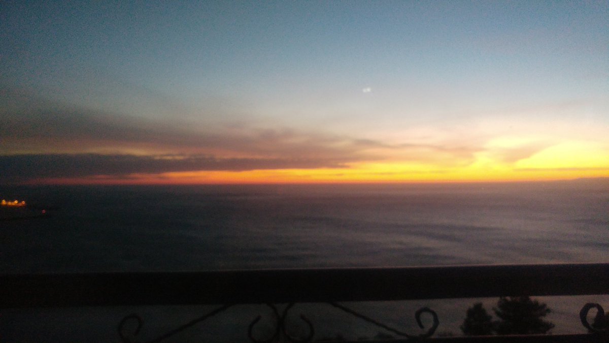 Gündoğumuna şiirler yazıyorum. Güneşe teşekkürler, ayın ardından gelişine kaldıralım kadehlerimize🎶

-Gerze,Sinop