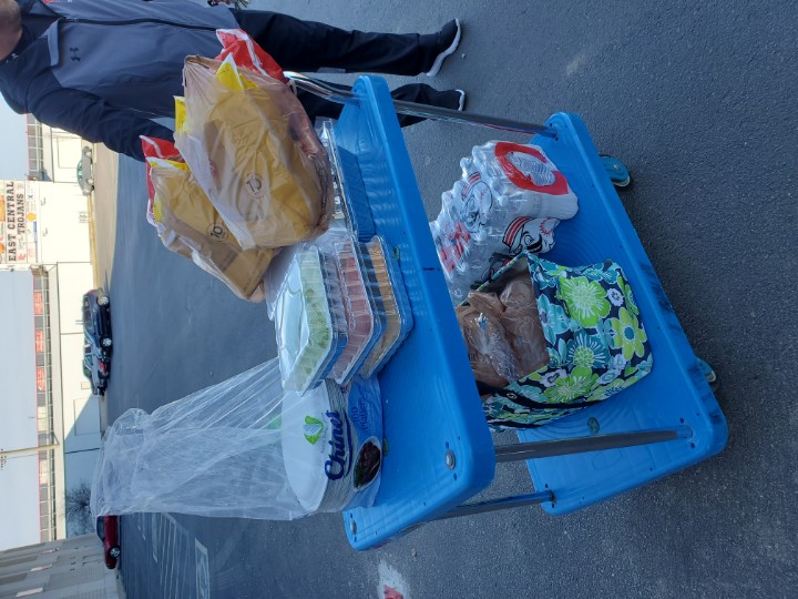 ECTrojansHoops's tweet photo. Team dinner. Feeding hungry players. Fueling up to beat Harrison. https://t.co/x6D2KhztZQ