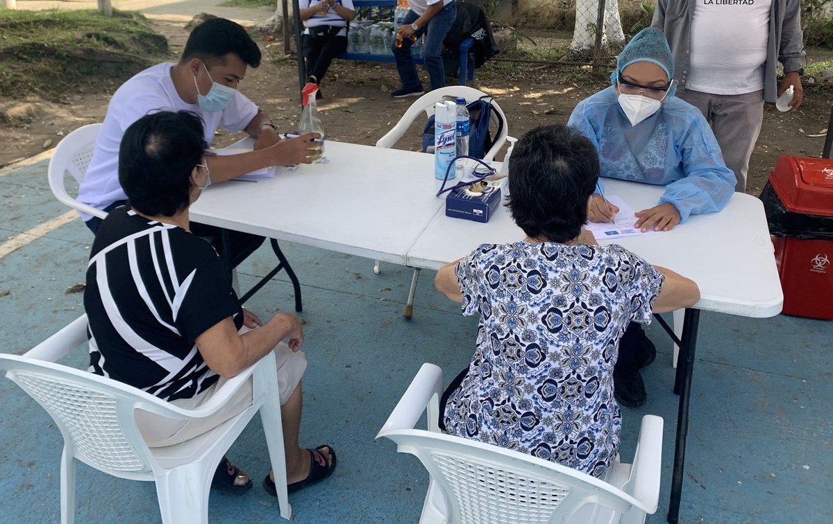 REPUBLICA200's tweet photo. Vecinos de la Col. Quezaltepec, Sta. Tecla. Recibieron atención médica y compartimos inquietudes políticas para el 28F https://t.co/g2vxrfYHaT