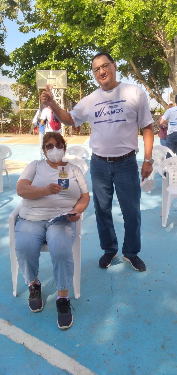 REPUBLICA200's tweet photo. Vecinos de la Col. Quezaltepec, Sta. Tecla. Recibieron atención médica y compartimos inquietudes políticas para el 28F https://t.co/g2vxrfYHaT