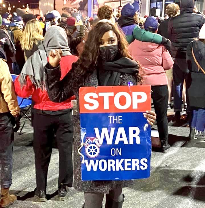 FarahNLouis's tweet photo. Joined @Teamsters #Local202 as they demanded an equitable contract, fairer wages, & overall respect. Members risk their lives every day to support NYers w/ fresh food & produce to combat food insecurity during the pandemic & their efforts have been heroic. #HuntsPointStrike. https://t.co/zrkETf6Mzm