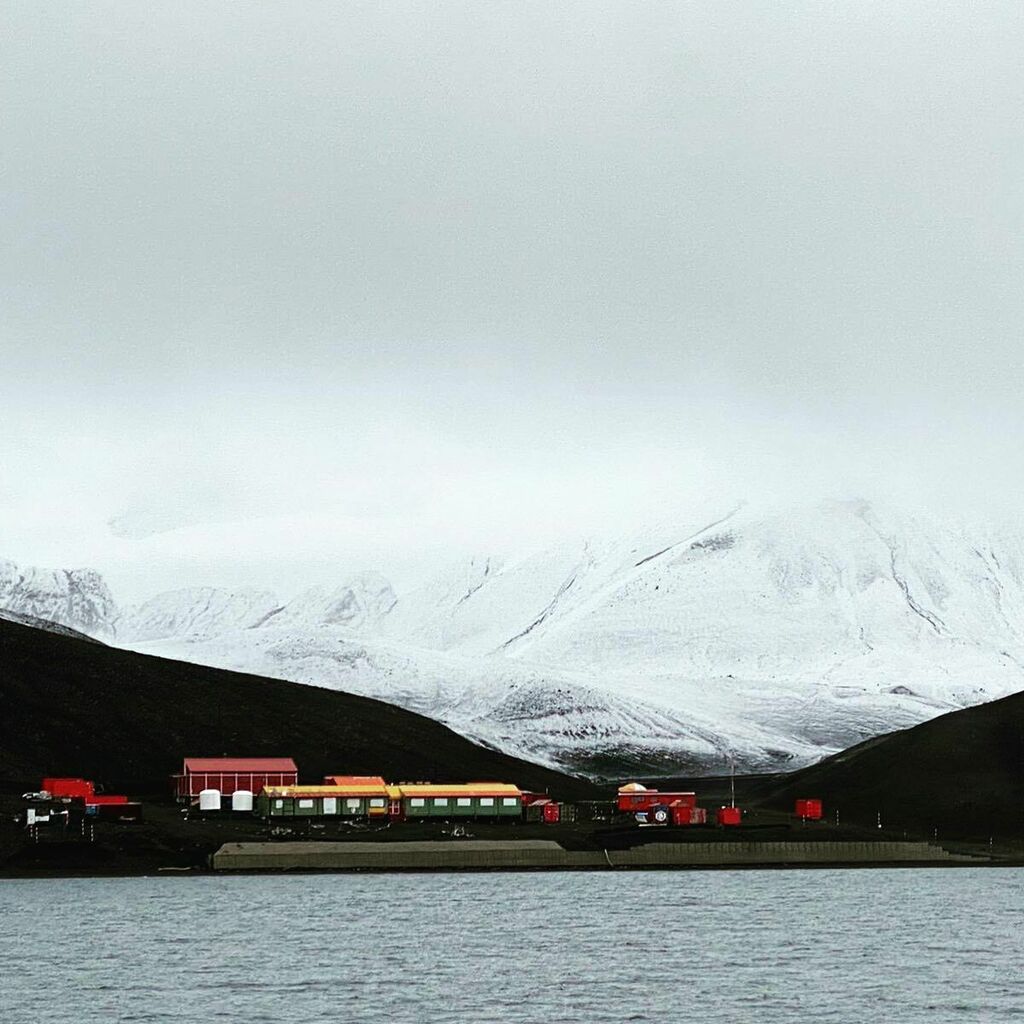 Pimetan_1's tweet photo. Base Antártica Española Gabriel de Castilla a la vista!!!! Pronto comenzaremos a trabajar en nuestro proyecto💪🏽💪🏽👩🏽🔬🐧 #pimetan #antartida #antarcticscience #csicandalucia #icman #armadaespañola #utmcsic #cienciagob https://t.co/RZ747cRBuA