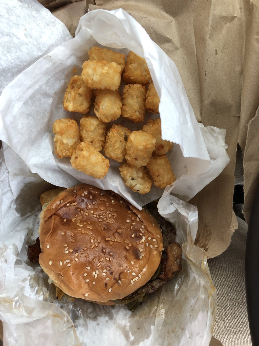 Oh man is it good to be back <a href="/dirtymartins/">Dirty Martin's Place</a>  #OTSpecial with Mustard and grilled jalapeños. Limeade and tots. 🤘🏽