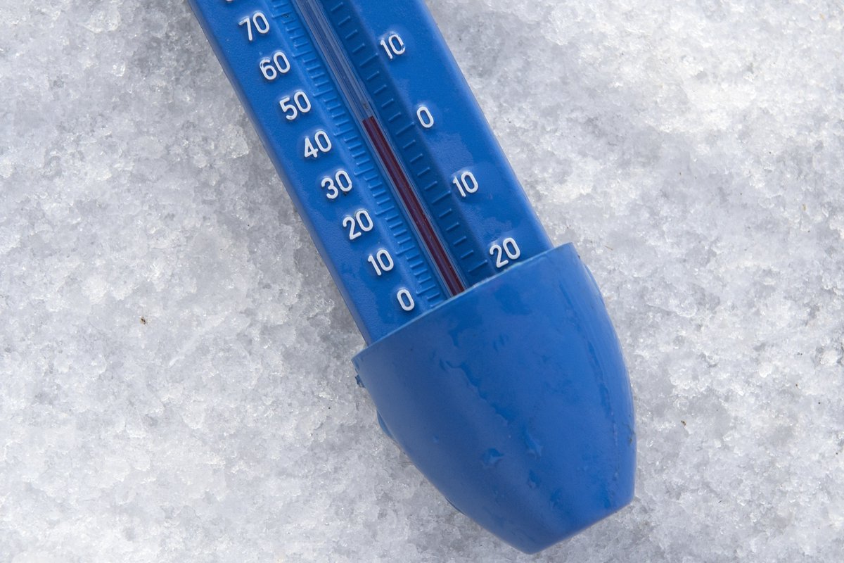 LMFMRADIO's tweet photo. NEWS: A status yellow snow and ice warning remains in place in Louth and Meath until 12 noon. Beware of icy and hazardous conditions on the roads this morning 👇

❄️ Slow down
🚘 Increase braking distance
🛣️ Stick to main routes
⌚ Leave time to defrost windows https://t.co/0rVd4yug1s