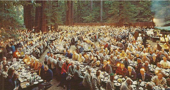 5) les protagonistes sont censés suivre des conférences et des discussions politiques, assister à des divertissements et des pièces de théâtre, et même participer à des rituels païens.