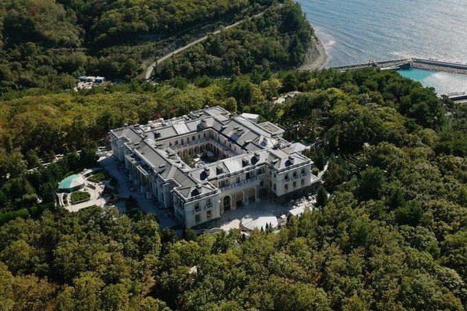 резиденция на мысе. фбк дворец путина в геленджике. дача путина в геленджике. резиденция на мысе идокопас кому принадлежит. резиденция на мысе идокопас геленджик.