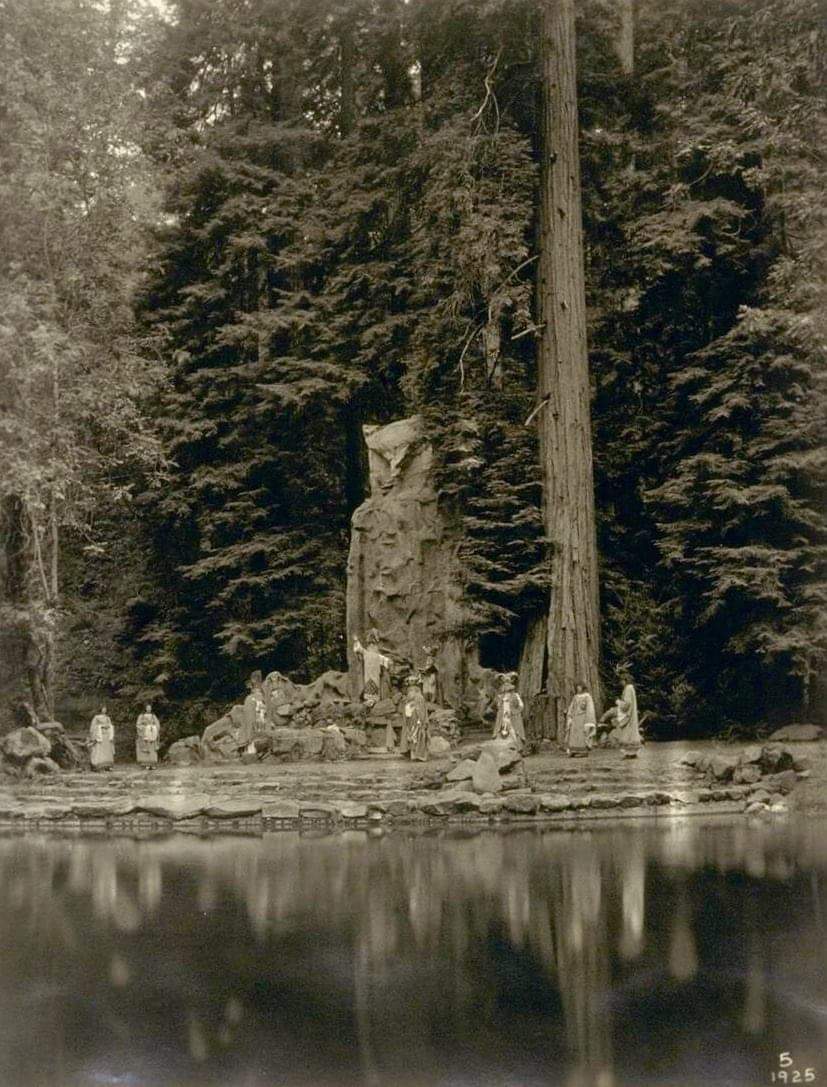 8) Parmi les arbres, séparés par un lac, il y a une statue en pierre de 12 mètres de haut représentant un hibou. La personne qui présidera le rituel «Crémation des soins», la «crémation des préoccupations».