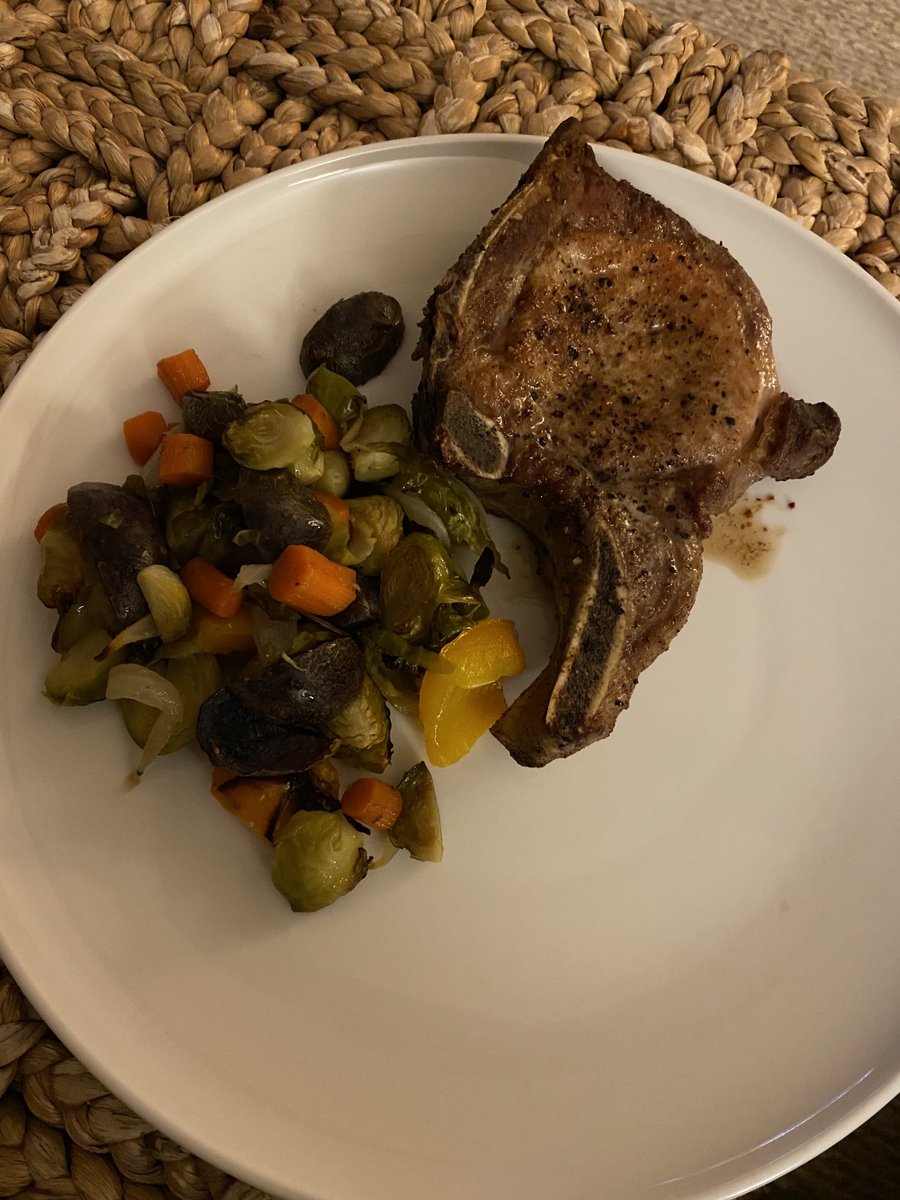 Gary_Henderson's tweet photo. My favorite pork chop with a medley of vegetables. #hummthatsgood https://t.co/YNzrY6Blvr