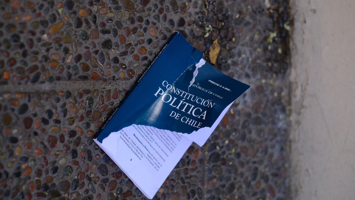Terminar con un modelo construido para q unos pocos lucren y se enriquezcan a costa de derechos como salud, educación, vivienda, sueldos y pensiones dignas (entre otros) requiere un esfuerzo colectivo que retome el espíritu de la revuelta para superar la herencia de la dictadura.