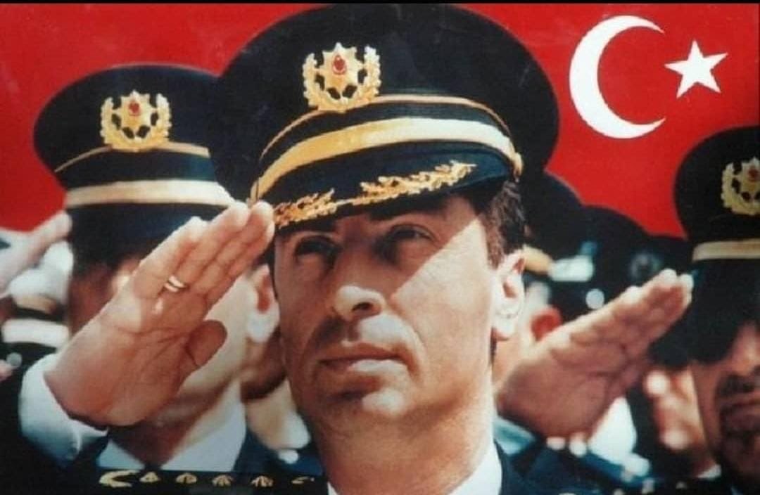 “İnsanların sevgiye ve saygıya ihtiyacı vardır. Biz halk için varız. Bana ‘git orada halkın canını, malını, namusunu koru’ dediler. Onun için geldim...”
20 yıl önce hain bir terör saldırısında şehit olan #GaffarOkkan’ı saygı ve rahmetle anıyoruz 🖤🙏