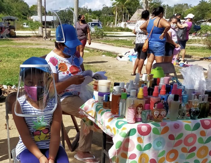 Siinikoob's tweet photo. Hoy voluntarias de la fundación @Siinikoob en el municipio de Felipe Carrillo Puerto, distribuyeron entre la población kits de protección para evitar contagios de Covid-19, gracias a la campaña de redondeo de @Tiendas_OXXO. https://t.co/iOpLxgPAfE