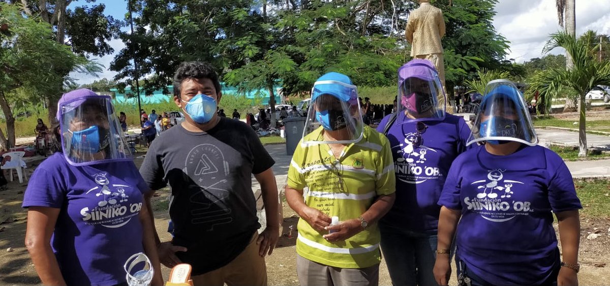 Siinikoob's tweet photo. Hoy voluntarias de la fundación @Siinikoob en el municipio de Felipe Carrillo Puerto, distribuyeron entre la población kits de protección para evitar contagios de Covid-19, gracias a la campaña de redondeo de @Tiendas_OXXO. https://t.co/iOpLxgPAfE