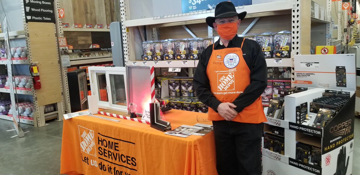 DC Bruce Gaudette working the heat lamp demonstration in N Redmond PKing Nd prospecting. #hdisportland ⁦<a href="/y_atonna/">Yvette Atonna</a>⁩ ⁦<a href="/THDPeter_Coombs/">Peter Coombs</a>⁩ ⁦<a href="/bryanegan6/">bryan egan</a>⁩