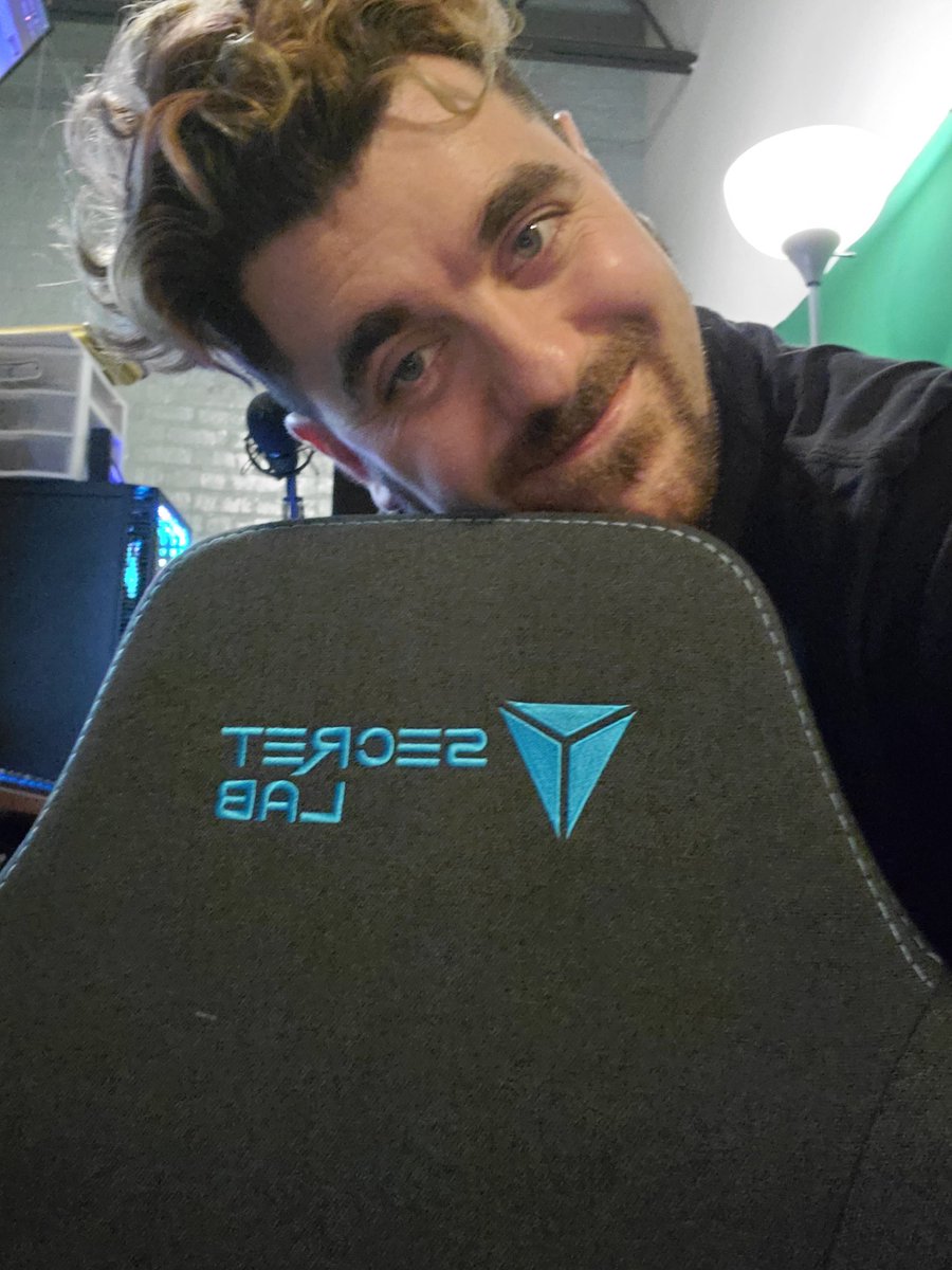 MikeyTRL's tweet photo. Got a SecretLab Titan chair the other day... With how much time I spend doing schoolwork, playing video games, or streaming, a good office chair was a necessity. THIS CHAIR IS AS GOOD AS IT GETS. SOOOOOOOO COMFY!!!
Kitten wanted to play as well 😂
#secretlab
#secretlabtitan https://t.co/70noOUmaQt