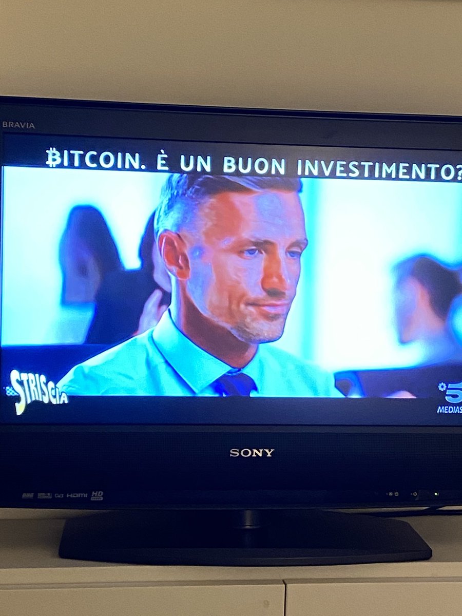 gasparripdl's tweet photo. I #bitcoin sono una roba assurda, chi li usa si condanna da solo. Vanno messi al bando. Lo proporrò in #Senato https://t.co/zi0vgDmwwb