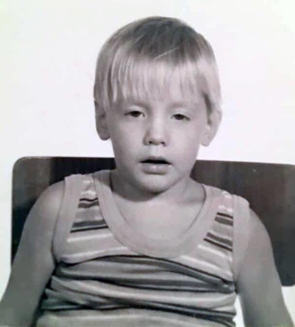 apwnewman's tweet photo. Old school passport photo https://t.co/859o7Q3pCm