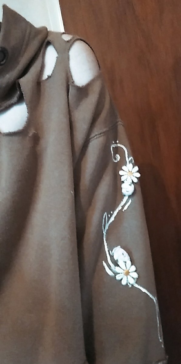 EAylith's tweet photo. I have an old worn out hoodie, and decided to make it look nice 🌸
#DIY #sewing #aesthetic #alt #hoodie #Flowers #eboy #softboi #Femboy #cuteboy #style https://t.co/TMYnvR2l9X