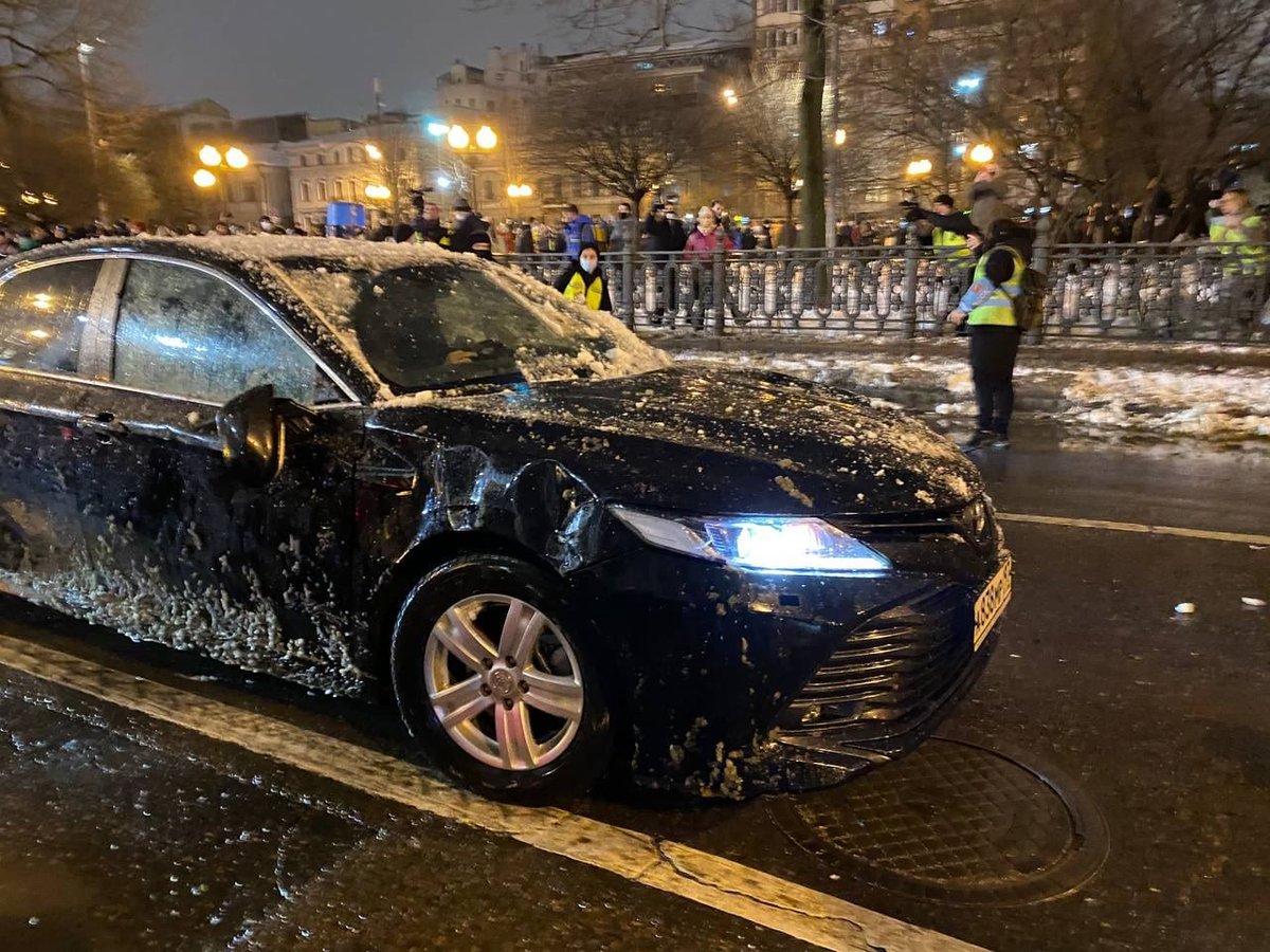 6:52pm 23/01Near Tsvetnoy Boulevard, protesters threw snowballs at a car with flashing lights (p/lice). Some of them kicked, and tried to rock it. The rear window of the car was broken, it could hardly leave the place of events.-reports "Rain".Photo: "Medusa"