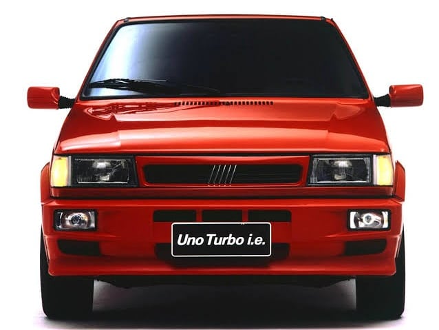 ClassicosSc's tweet photo. Uno Turbo foi lançado no Brasil em 1994, abastecido apenas com gasolina e com taxa de compressão baixa (7,8 : 1), entregava 118 cv a 5.750 rpm e 17,5 kgfm a 3.500 rpm.
#fiatbrasil #fiat #fiatuno #unomille #uno #unoturbo #oldschool #vintage  #oldschoolcars #vwbrasil #carlifestyle https://t.co/IqxNUiGuUk