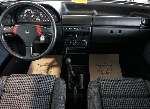 ClassicosSc's tweet photo. Uno Turbo foi lançado no Brasil em 1994, abastecido apenas com gasolina e com taxa de compressão baixa (7,8 : 1), entregava 118 cv a 5.750 rpm e 17,5 kgfm a 3.500 rpm.
#fiatbrasil #fiat #fiatuno #unomille #uno #unoturbo #oldschool #vintage  #oldschoolcars #vwbrasil #carlifestyle https://t.co/IqxNUiGuUk