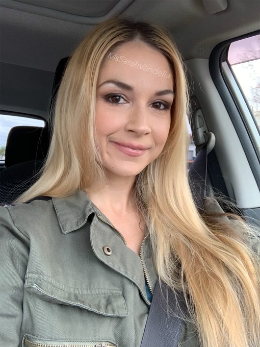 Taking some calls 💕 https://t.co/YAcJZXqnev https://t.co/IfI8YFePWb