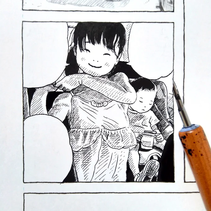 漫画、少しずつ描いてます。ハッチングによる描き込みは、やり過ぎたら紙印刷でかすれて出ない時もあるし黒ベタとして潰れてしまうこともあるけど、漫画は印刷されたものが完成形なのでそういう紙原稿の段階では予想できない偶発的な印刷仕上がりが面白いし楽しみでもある。 