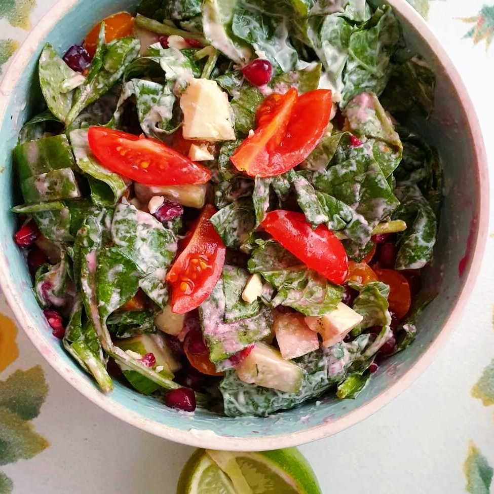 fatsecret's tweet photo. When it's a hot day, this #simplesalad is the way to go.
🍃 Spinach, cucumber, tomato, pomegranate & marinated feta with a light aioli dressing.
To bulk it up:
• for a protein kick, add shredded chicken or chickpeas.
• for carb power, add quinoa or roasted sweet potato. https://t.co/YOGzkw2MAg