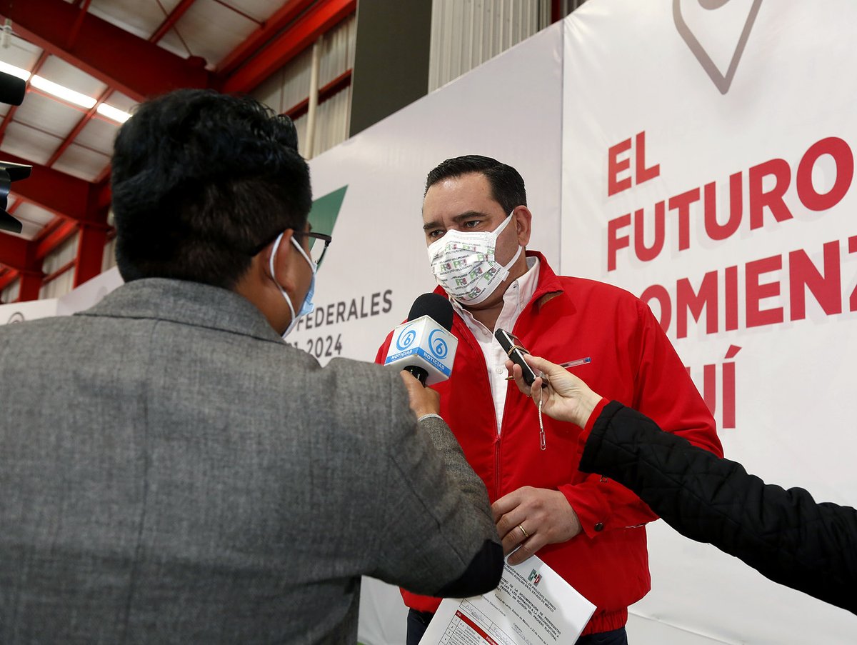 alexfedezcam's tweet photo. Les comparto algunas fotos de mi prerregistro como precandidato a Diputado Federal por el Distrito V #Teotihuacán, gran oportunidad para servir a mi estado y a mi país. Agradezco a mi familia por apoyarme y estar siempre a mi lado. https://t.co/79Xlmxs9IW