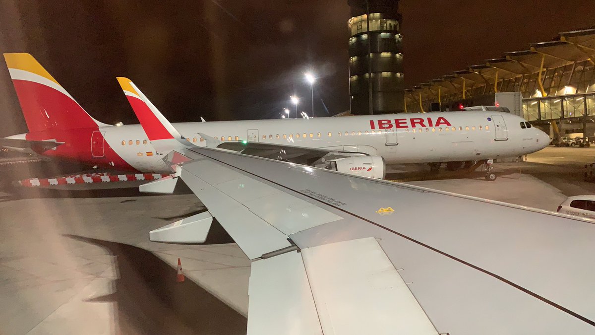 marcsole07's tweet photo. @controladores WIDGET CONTRA COLA Y TORRE DE FONDO 🛩👀🤩 https://t.co/fxIP066zWK