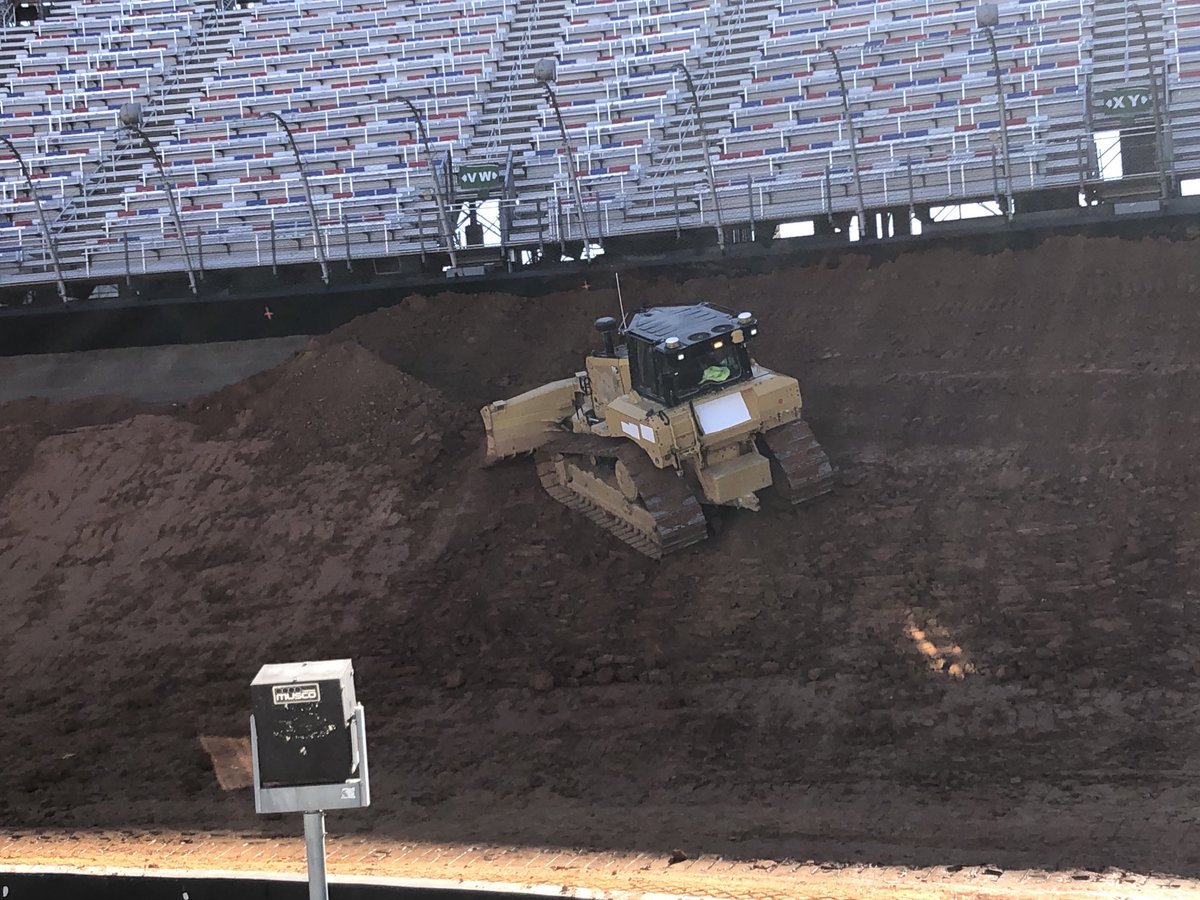 RT @Greg_BHCSports: The dirt transformation continues at Bristol motor speedway.  #nascar https://t.co/qDY1PC5f52